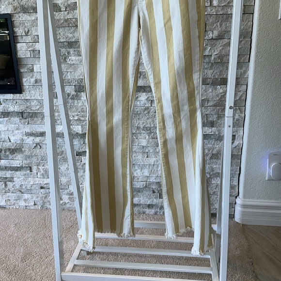 Judith March stripe bell bottom pants. Yellow and white color. New, wore it once - Picture 8 of 11